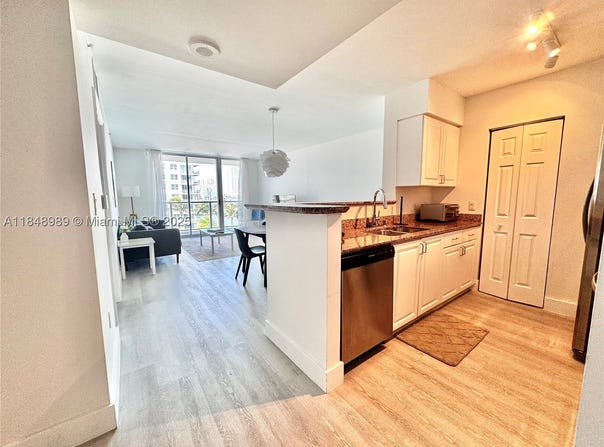 1155 Brickell Bay Dr, Miami, FL 33131