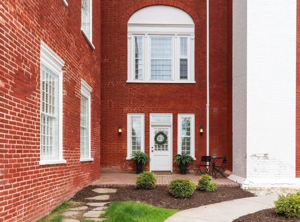 100 VILLAGE DR, Staunton, VA 24401