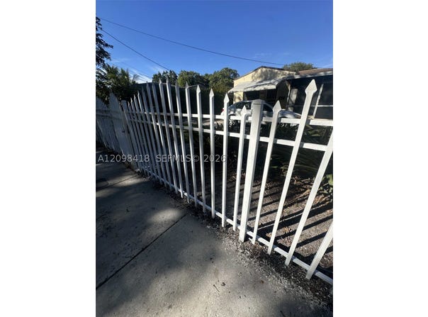925 NW 52nd St, Miami, FL 33127