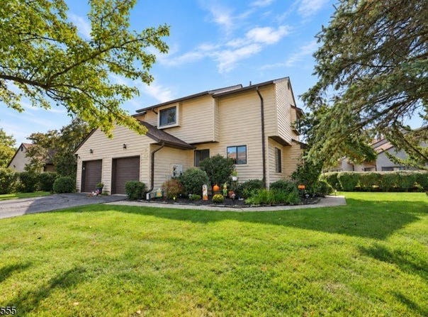 1 Sparrow Cir, Hampton Twp., NJ 07860-1494