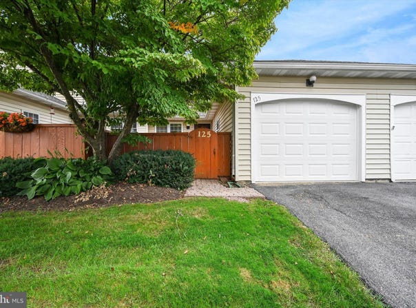 125 TREETOPS Drive, LANCASTER, PA 17601