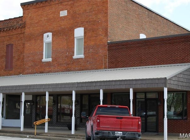 109 S Center St, Shelbina, MO 63468