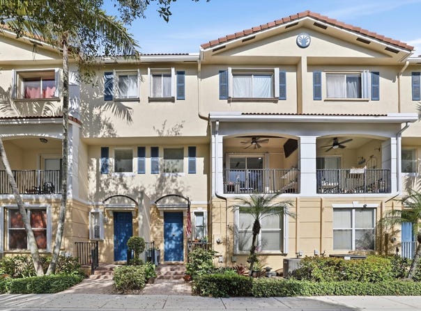2905 S Greenleaf Circle, Boynton Beach, FL 33426