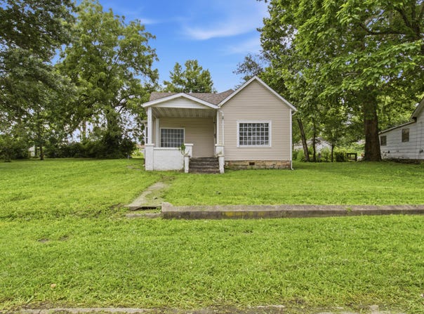 114 E College Street, Aurora, MO 65605