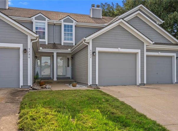5792 NW Plantation Circle, Lee's Summit, MO 64064