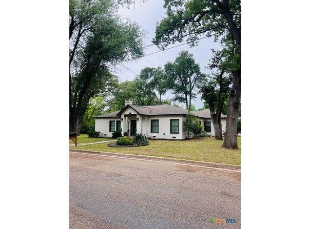 1806 N Harding, Cameron, TX 76520