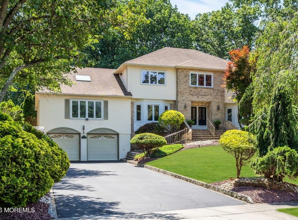 9 Woodcrest Terrace, Englishtown, NJ 07726