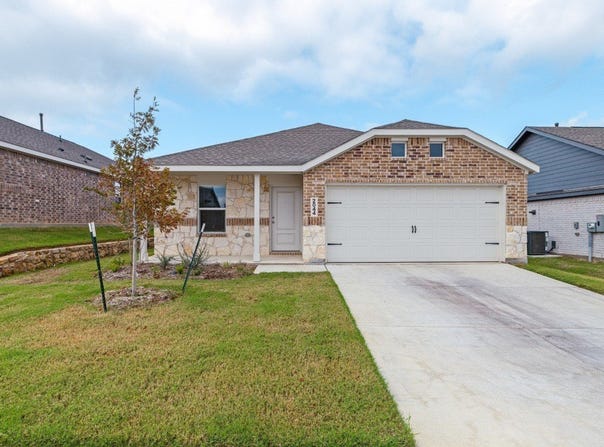 2044 Stable Lane, Aubrey, TX 76227