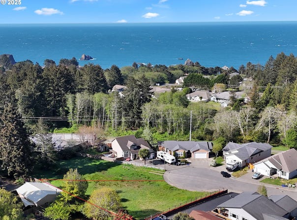 6923 OAKWOOD Ct, Brookings, OR 97415