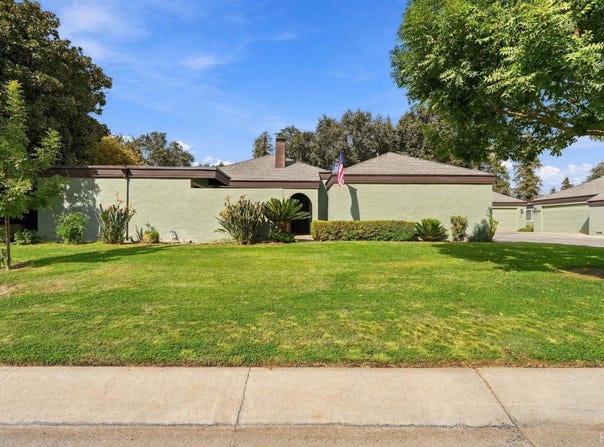 2950 W Border Links Drive, Visalia, CA 93291