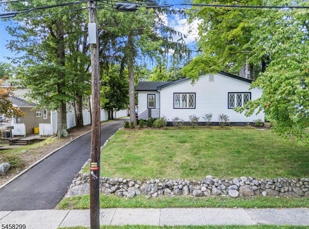 137 Myrtle Ave, Allendale Boro, NJ 07401-1516