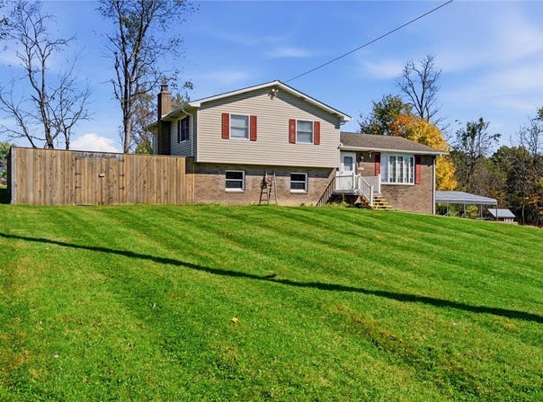 501 Scanga Dr, Lower Burrell, PA 15068