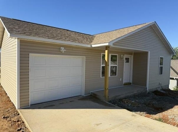 1266 N Pearl Circle, West Plains, MO 65775