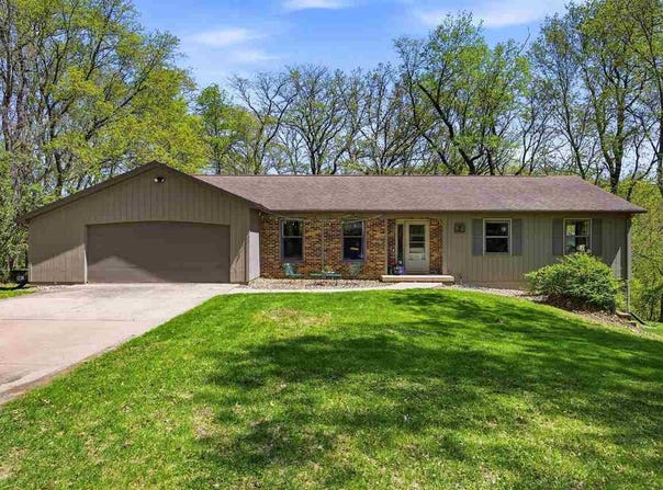 7 West View Acres NE, IowaCity, IA 52240