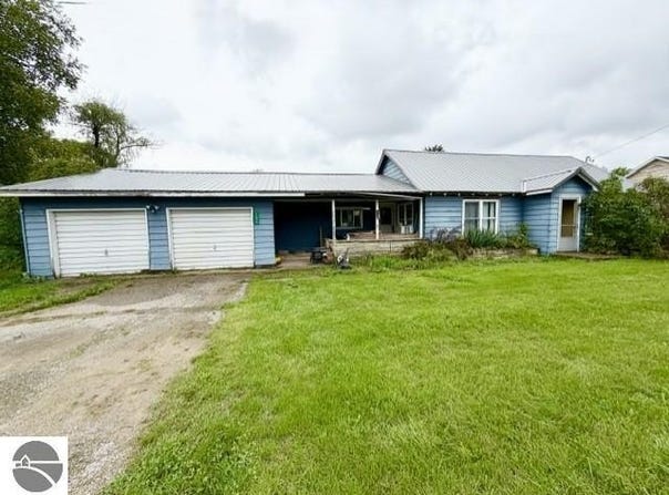 1026 S Main Street, Crystal, MI 48818