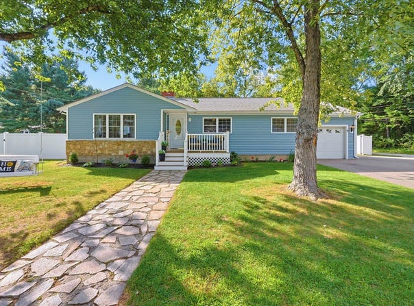 2 Malden St, Oxford, MA 01540