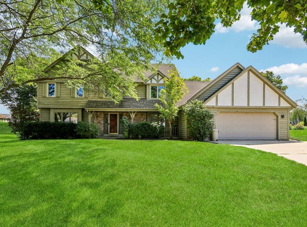 7586 Francis Ct E, Franklin, WI 53132