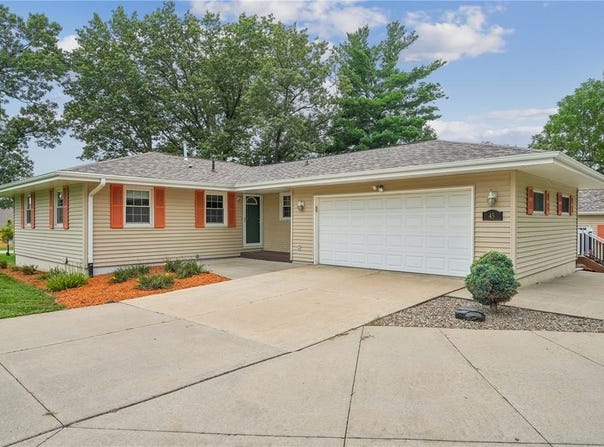 45 N Mentzer Road, Robins, IA 52328
