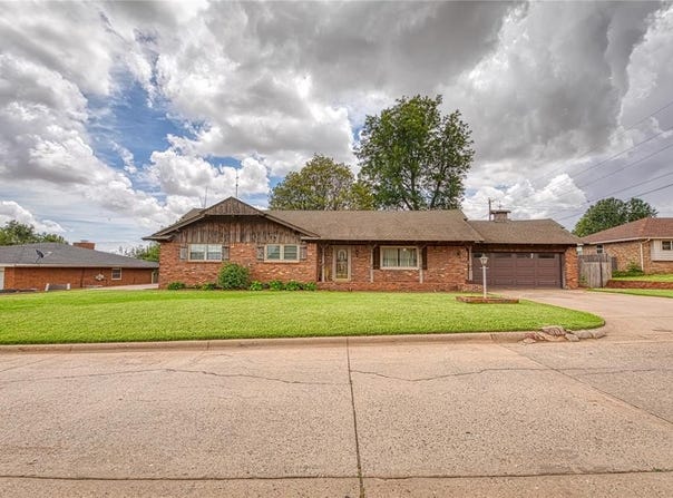1500 Redstone Drive, Clinton, OK 73601