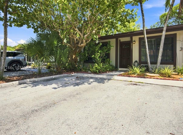 2221 Buttonwood Ave, Pembroke Pines, FL 33026