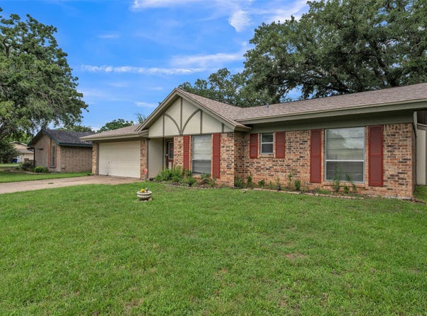 205 Mountain View Drive, Azle, TX 76020