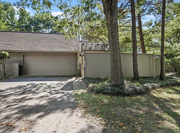1013 Essex Circle, Kalamazoo, MI 49008