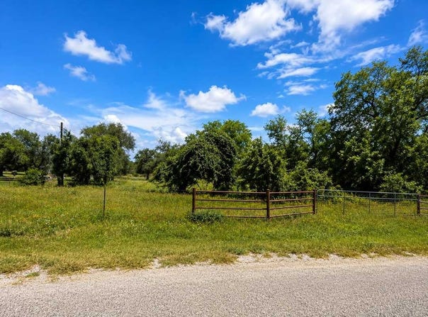 68749 E County Road 6871, Natalia, TX 78059