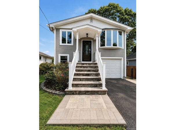 32 Dorchester Road, Ronkonkoma, NY 11779