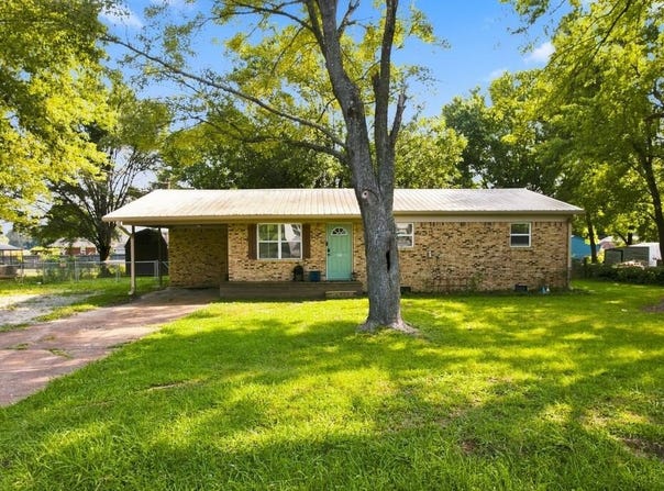 135 Glover St, ATWOOD, TN 38220