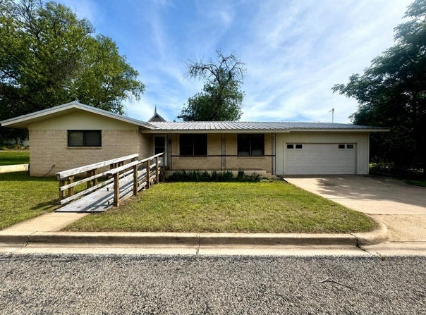 102 E Wallace Street, Llano, TX 78643