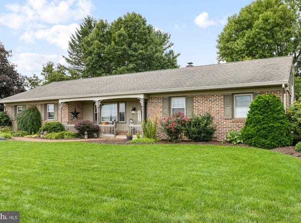 1736 LINCOLN GARDENS Road, EPHRATA, PA 17522