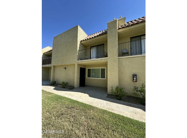 44200 Kingtree Avenue, Lancaster, CA 93534