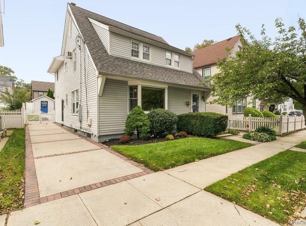 30 Astor Place, Williston Park, NY 11596
