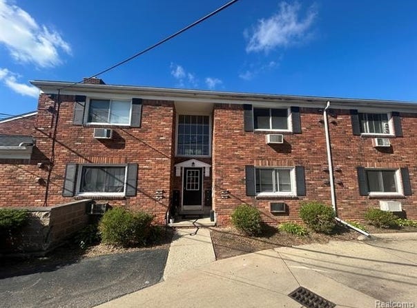 31831 Grand River Avenue, Farmington, MI 48336