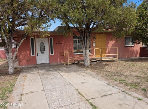 1209 S Locust Street, Las Cruces, NM 88001
