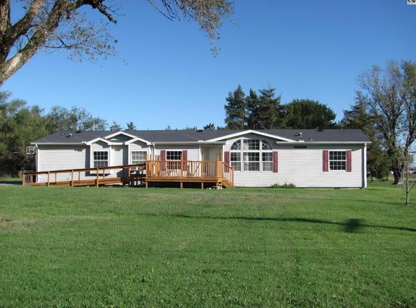 2414 E Wasp Rd, Hutchinson, KS 67501
