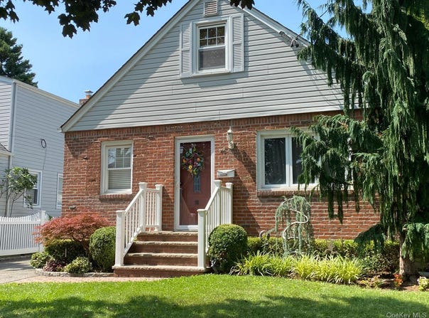 98 Albertson Place, Mineola, NY 11501