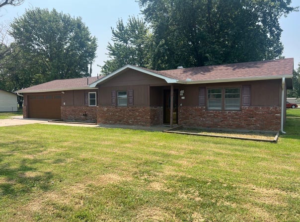 9 S Holiday, Iola, KS 66749