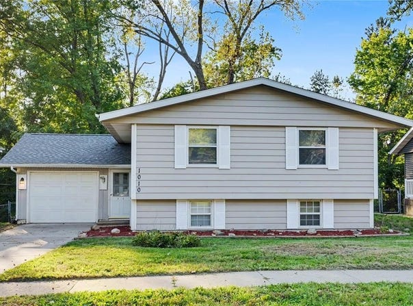 1010 Pawnee Dr NW, Cedar Rapids, IA 52405