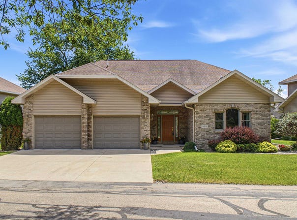 935 BRIGHTON Drive, MENASHA, WI 54952