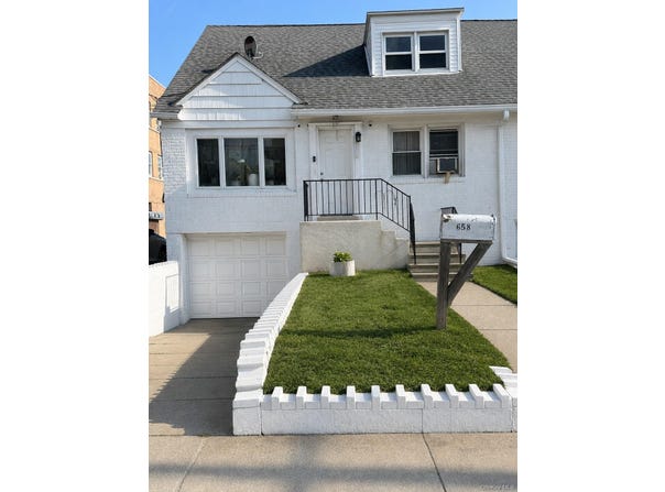 658 W Broadway, Long Beach, NY 11561