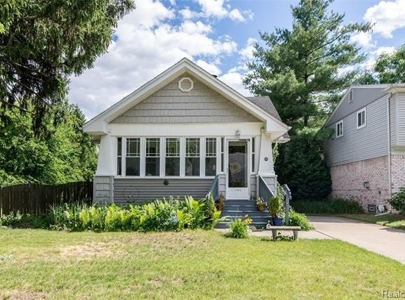 140 E Lawrence Avenue, Royal Oak, MI 48073