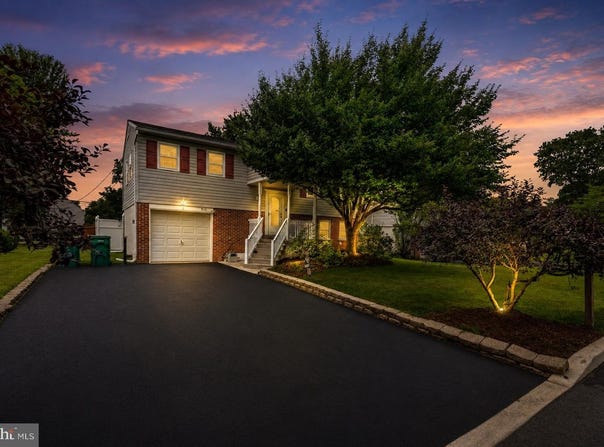 913 SEMINARY Street, PENNSBURG, PA 18073