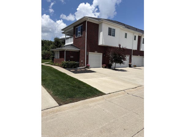 6989 Boulder Pointe Drive, Washington, MI 48094