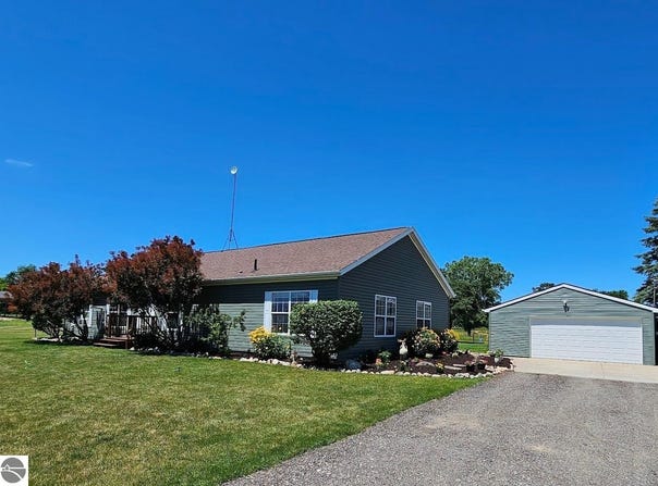 5557 E Pleasant Valley Road, Shepherd, MI 48883