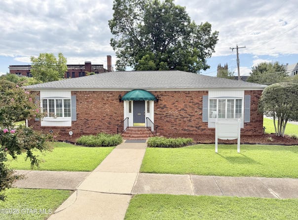 105 N Hickory Street, Aberdeen, MS 39730