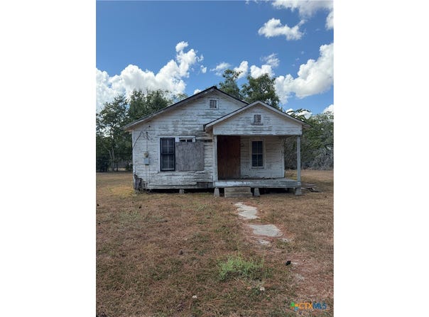 415 W Hamilton St., Cuero, TX 77954