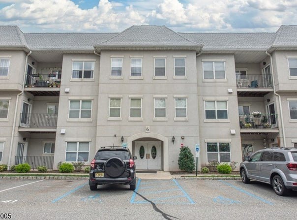 607 Brittany Dr, Wayne Twp., NJ 07470-3256