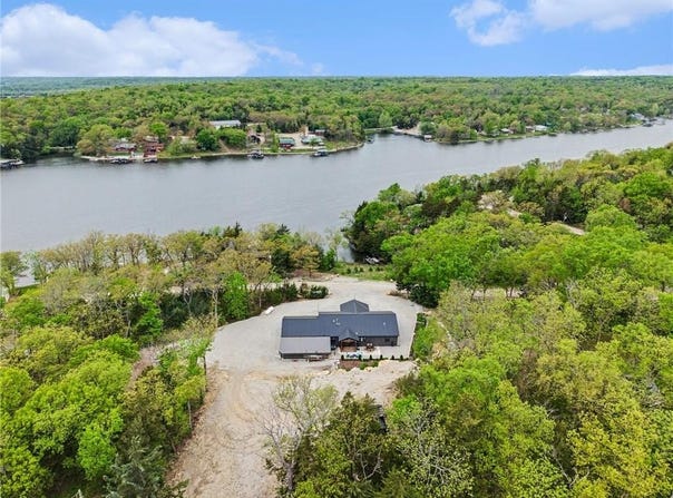16 S Lakeview Road, Mapleton, KS 66754