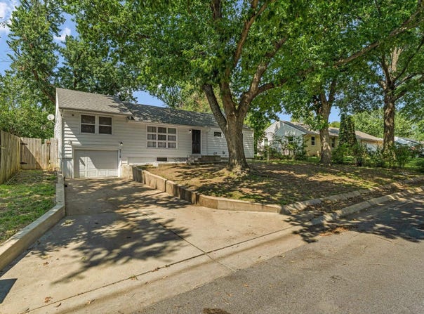 5718 SW 14th ST, Topeka, KS 66604